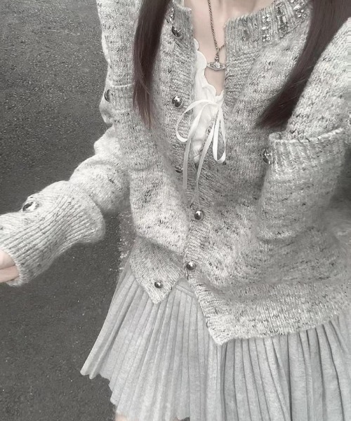Ritzy(リッツィー)の「ビジュー付き クルーネッククロップドニットカーディガン(カーディガン/ボレロ・レディース・グレー・FREE)」の9枚目の写真