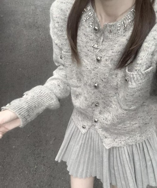 Ritzy(リッツィー)の「ビジュー付き クルーネッククロップドニットカーディガン(カーディガン/ボレロ・レディース・グレー・FREE)」の10枚目の写真