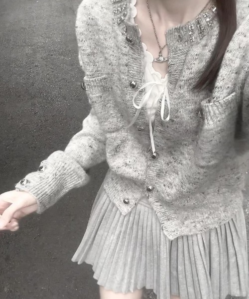 Ritzy(リッツィー)の「ビジュー付き クルーネッククロップドニットカーディガン(カーディガン/ボレロ・レディース・グレー・FREE)」の11枚目の写真