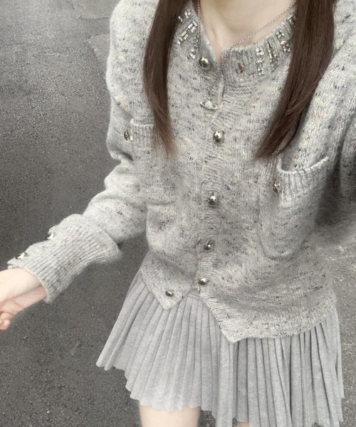 Ritzy(リッツィー)の「ビジュー付き クルーネッククロップドニットカーディガン(カーディガン/ボレロ・レディース・グレー・FREE)」の13枚目の写真