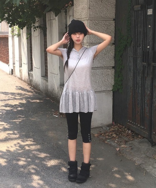 anyonemore（エニワンモア）の「配色ボタンカプリ7分丈レギンスパンツ（その他パンツ・レディース・ブラック・FREE）」の5枚目の写真