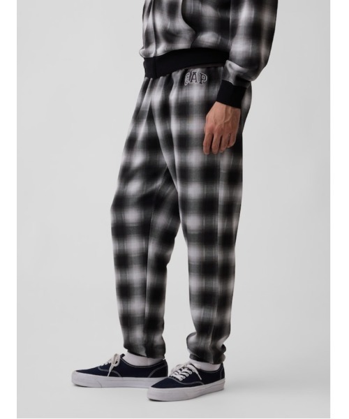 GAP(ギャップ)の「リラックスフィット GAPロゴ フレンチテリー ジョガーパンツ(スウェットパンツ・メンズ・カモフラージュ/その他2/ブラック系その他2/ブラウン系その他3・XL/S/M/L/XS)」の2枚目の写真