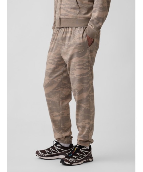 GAP(ギャップ)の「リラックスフィット GAPロゴ フレンチテリー ジョガーパンツ(スウェットパンツ・メンズ・カモフラージュ/その他2/ブラック系その他2/ブラウン系その他3・XL/S/M/L/XS)」の17枚目の写真