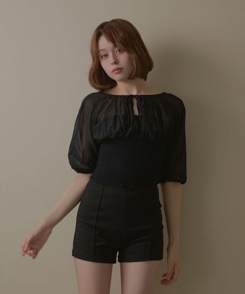 M DOLLY(エムドリー)の「Lulea gather ribbon sheer blouse / ルレアギャザーリボンシアーブラウス(シャツ/ブラウス・レディース・ブラック/ホワイト・FREE)」の1枚目の写真
