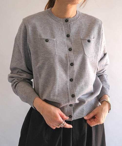 aquagarage(アクアガレージ)の「胸ポケットクルーネックカーディガン(カーディガン/ボレロ・レディース・カーキオリーブ/グレー/ネイビー/ブラウン系その他/ブラック系その他・L/M)」の6枚目の写真