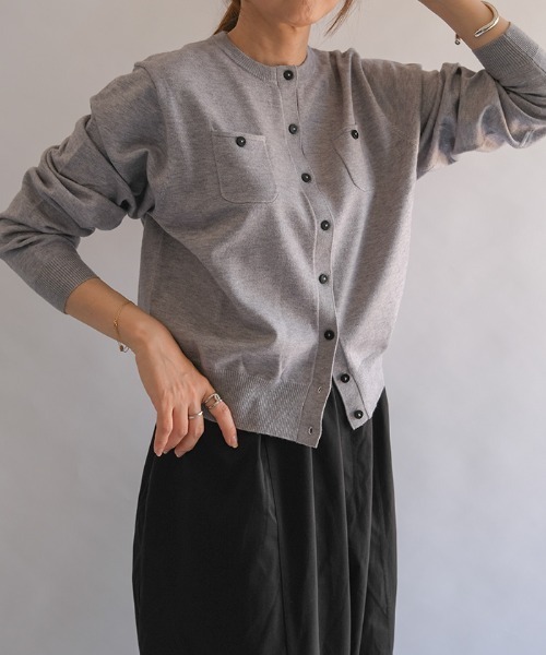 aquagarage(アクアガレージ)の「胸ポケットクルーネックカーディガン(カーディガン/ボレロ・レディース・カーキオリーブ/グレー/ネイビー/ブラウン系その他/ブラック系その他・L/M)」の8枚目の写真
