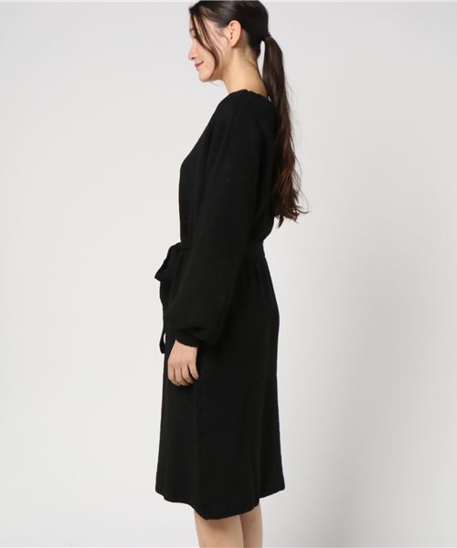 earth music&ecology（アースミュージックアンドエコロジー）の「・サッシュベルト付きドルマンスリーブニットワンピース（ワンピース・レディース・オフホワイト/ライトグレー/ブラック・FREE）」の4枚目の写真