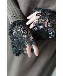 手元をエレガントに魅せる黒レースの付け袖