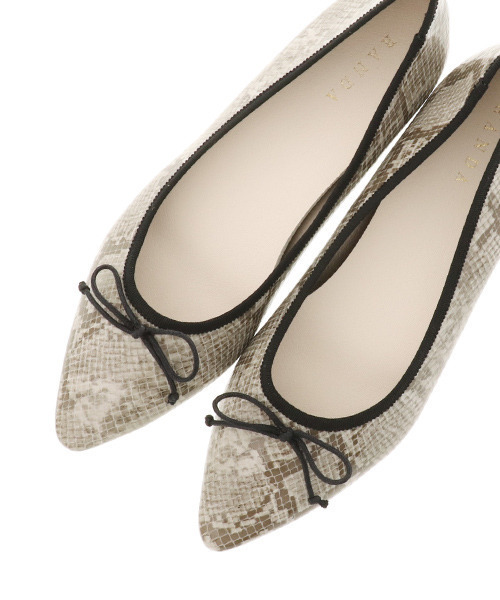 RANDA(ランダ)の「ポインテッドトゥレインバレエシューズ(レインシューズ・レディース・ブラック/レッド/クリーム/ピンクゴールド/パイソン・22/22.5/23/23.5/24/24.5/25/25.5)」の6枚目の写真