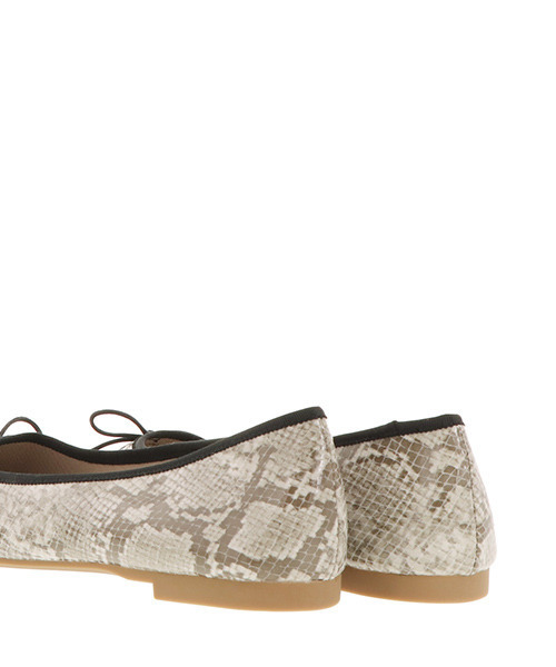 RANDA(ランダ)の「ポインテッドトゥレインバレエシューズ(レインシューズ・レディース・ブラック/レッド/クリーム/ピンクゴールド/パイソン・22/22.5/23/23.5/24/24.5/25/25.5)」の7枚目の写真