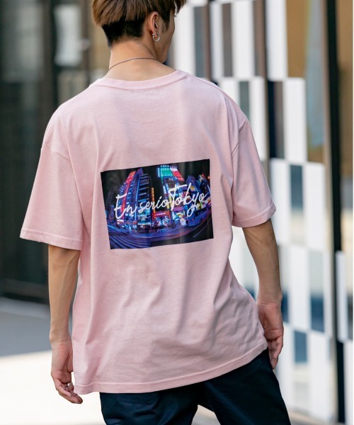 En serio TOKYO（エンソリオトーキョー）の「カタカナロゴ バックフォトプリント ビッグシルエット Tシャツ【FAST TOWN】（Tシャツ/カットソー・メンズ・ブラック/オフホワイト/サンドベージュ/スモークピンク・LL/S/M/L）」の4枚目の写真
