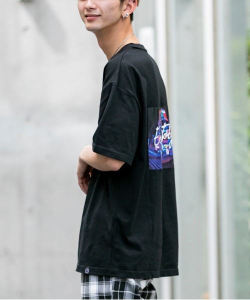 En serio TOKYO（エンソリオトーキョー）の「カタカナロゴ バックフォトプリント ビッグシルエット Tシャツ【FAST TOWN】（Tシャツ/カットソー・メンズ・ブラック/オフホワイト/サンドベージュ/スモークピンク・LL/S/M/L）」の13枚目の写真