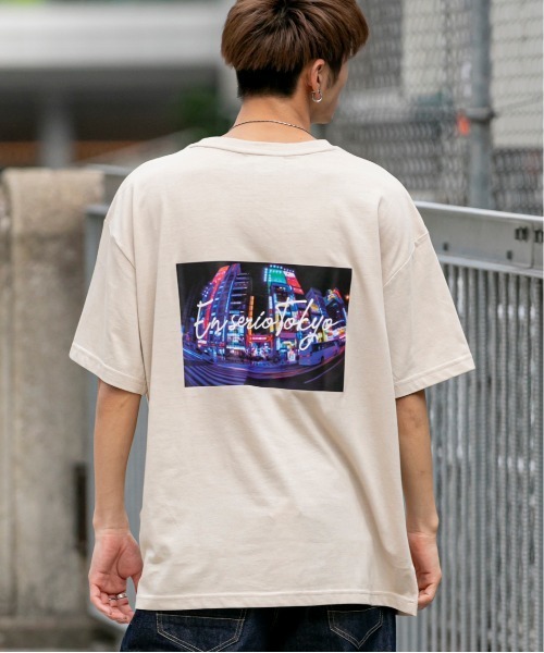 En serio TOKYO（エンソリオトーキョー）の「カタカナロゴ バックフォトプリント ビッグシルエット Tシャツ【FAST TOWN】（Tシャツ/カットソー・メンズ・ブラック/オフホワイト/サンドベージュ/スモークピンク・LL/S/M/L）」の22枚目の写真