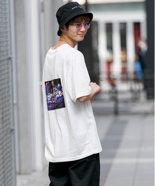 En serio TOKYO（エンソリオトーキョー）の「カタカナロゴ バックフォトプリント ビッグシルエット Tシャツ【FAST TOWN】（Tシャツ/カットソー・メンズ・ブラック/オフホワイト/サンドベージュ/スモークピンク・LL/S/M/L）」の7枚目の写真