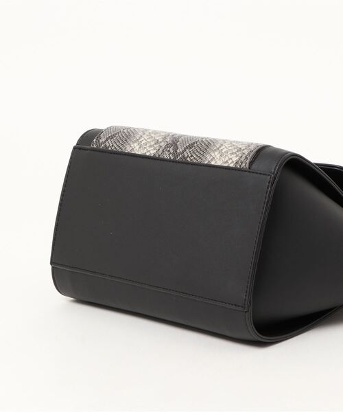 AZUL by moussy（アズールバイマウジー）の「RING FLAP BAG/リングフラップバッグ（ショルダーバッグ・レディース・ブラック/ブラック系その他/ベージュ系その他・FREE）」の6枚目の写真