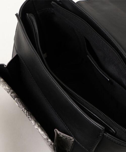 AZUL by moussy（アズールバイマウジー）の「RING FLAP BAG/リングフラップバッグ（ショルダーバッグ・レディース・ブラック/ブラック系その他/ベージュ系その他・FREE）」の4枚目の写真