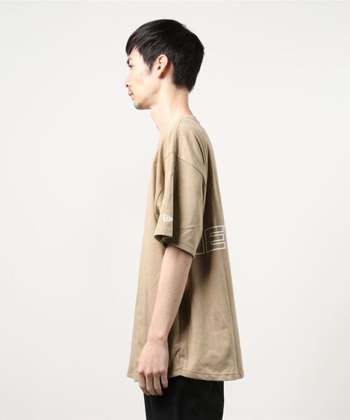 NEW ERA(ニューエラ)の「NEWERA/ニューエラ ビックシルエット バックロゴプリントTシャツ 12830029(Tシャツ/カットソー・メンズ・ベージュ・M/L/XL)」の3枚目の写真