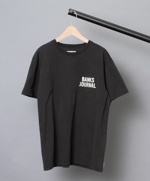 BANKS(バンクス)の「【 BANKS / バンクス 】SHORES TEE バンクスジャーナル ショアーズ Tシャツ(Tシャツ/カットソー・メンズ・ブラウン/オフホワイト/ブラック・MEDIUM/SMALL/X-LARGE/LARGE)」の1枚目の写真