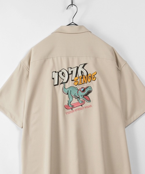 VISION STREET WEAR（ヴィジョンストリートウェア）の「【VISION STREET WEAR/ヴィジョンストリートウェア】恐竜＆カセットテープ イラスト刺繍シャツ（シャツ/ブラウス・メンズ・ライトブルー/ブラック/ベージュ/サックスブルー/アイボリー/ライトパープル・M/L）」の3枚目の写真