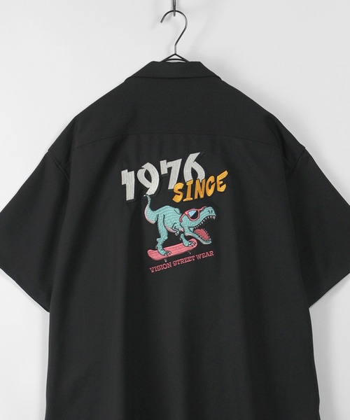 VISION STREET WEAR（ヴィジョンストリートウェア）の「【VISION STREET WEAR/ヴィジョンストリートウェア】恐竜＆カセットテープ イラスト刺繍シャツ（シャツ/ブラウス・メンズ・ライトブルー/ブラック/ベージュ/サックスブルー/アイボリー/ライトパープル・M/L）」の2枚目の写真