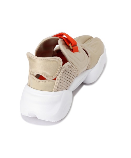 NIKE（ナイキ）の「(NIKE)ナイキ　アクア　リフト（スニーカー・レディース・ホワイト/ベージュ・23/25.0/26.0/24.0）」の7枚目の写真