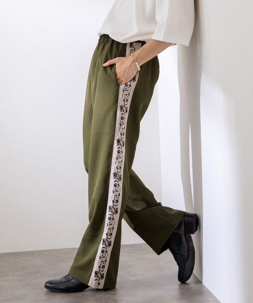Adoon plain(アドーンプレーン)の「【Adoon plain】刺繍ラインパンツ(その他パンツ・メンズ・ブラック/カーキ・MEDIUM/LARGE)」の1枚目の写真