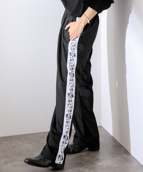 Adoon plain(アドーンプレーン)の「【Adoon plain】刺繍ラインパンツ(その他パンツ・メンズ・ブラック/カーキ・MEDIUM/LARGE)」の2枚目の写真