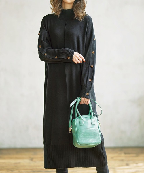 GeeRA(ジーラ)の「袖ボタンハイネックニットワンピース(ワンピース・レディース・ベージュ/ブラック/カーキブラウン・MEDIUM/LARGE/X-LARGE/XX-LARGE)」の1枚目の写真