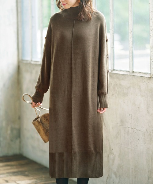 GeeRA(ジーラ)の「袖ボタンハイネックニットワンピース(ワンピース・レディース・ベージュ/ブラック/カーキブラウン・MEDIUM/LARGE/X-LARGE/XX-LARGE)」の2枚目の写真