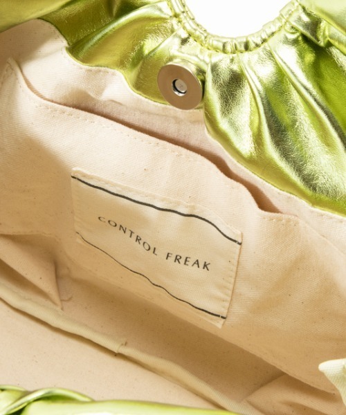 CONTROL FREAK / CTFK(コントロールフリーク)の「CONTROL FREAK(コントロールフリーク)メタリックフリルハンドルトート(ハンドバッグ・レディース・シルバー/グリーン/その他・FREE)」の10枚目の写真