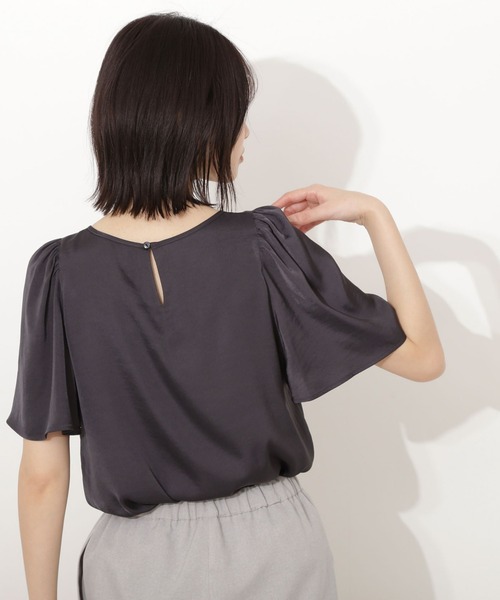 NATURAL BEAUTY BASIC（ナチュラルビューティーベーシック）の「サテンフレアスリーブブラウス（シャツ/ブラウス・レディース・ダークベージュ/ベージュ/チャコールグレー・マルチサイズ）」の5枚目の写真