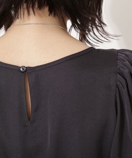 NATURAL BEAUTY BASIC（ナチュラルビューティーベーシック）の「サテンフレアスリーブブラウス（シャツ/ブラウス・レディース・ダークベージュ/ベージュ/チャコールグレー・マルチサイズ）」の8枚目の写真