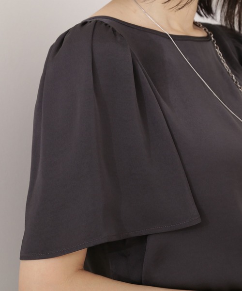NATURAL BEAUTY BASIC（ナチュラルビューティーベーシック）の「サテンフレアスリーブブラウス（シャツ/ブラウス・レディース・ダークベージュ/ベージュ/チャコールグレー・マルチサイズ）」の6枚目の写真