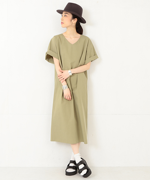 Ray BEAMS（レイビームス）の「RBS / Vネック コクーンロング ワンピース（ワンピース・レディース・オフホワイト/オリーブ・ONE SIZE）」の2枚目の写真