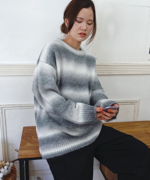 CORNERS(コーナーズ)の「グラデーションオーバーサイズニット(ニット/セーター・レディース・グレー/ピンク/グリーン/ベージュ/アイボリー/イエロー・FREE)」の9枚目の写真