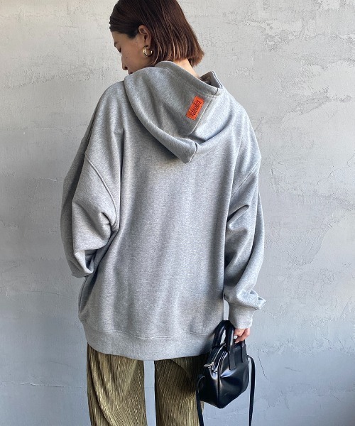 UNIVERSAL OVERALL（ユニバーサルオーバーオール）の「【FINEBOYS 1月号掲載】[UNIVERSAL OVERALL/ユニバーサルオーバーオール] 別注 ワンポイントロゴスウェットパーカー（パーカー・レディース・ブラック/グレー/オレンジ・M/L）」の12枚目の写真