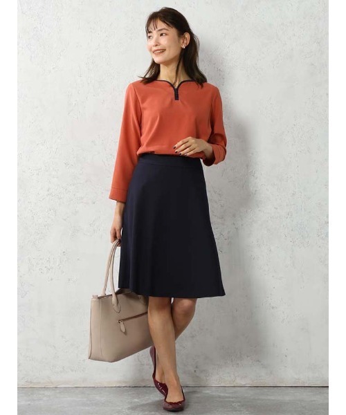 Perfect Suit FActory（パーフェクトスーツファクトリー）の「【お仕事OK/セットアップ可能】配色クルミ釦ブラウス　オレンジ/ライトグレー/ベージュ（シャツ/ブラウス・レディース・ライトグレー/ベージュ/オレンジ・M/L/S）」の5枚目の写真