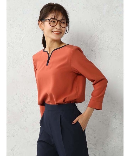 Perfect Suit FActory（パーフェクトスーツファクトリー）の「【お仕事OK/セットアップ可能】配色クルミ釦ブラウス　オレンジ/ライトグレー/ベージュ（シャツ/ブラウス・レディース・ライトグレー/ベージュ/オレンジ・M/L/S）」の6枚目の写真