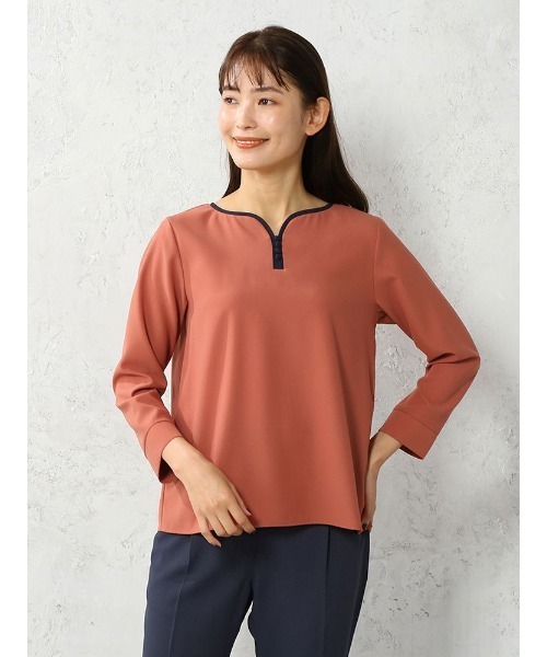 Perfect Suit FActory（パーフェクトスーツファクトリー）の「【お仕事OK/セットアップ可能】配色クルミ釦ブラウス　オレンジ/ライトグレー/ベージュ（シャツ/ブラウス・レディース・ライトグレー/ベージュ/オレンジ・M/L/S）」の8枚目の写真