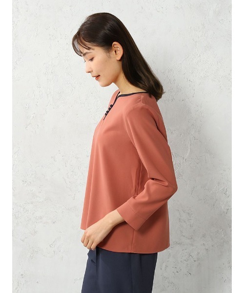 Perfect Suit FActory（パーフェクトスーツファクトリー）の「【お仕事OK/セットアップ可能】配色クルミ釦ブラウス　オレンジ/ライトグレー/ベージュ（シャツ/ブラウス・レディース・ライトグレー/ベージュ/オレンジ・M/L/S）」の10枚目の写真