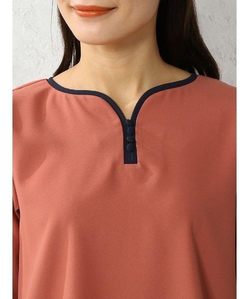 Perfect Suit FActory（パーフェクトスーツファクトリー）の「【お仕事OK/セットアップ可能】配色クルミ釦ブラウス　オレンジ/ライトグレー/ベージュ（シャツ/ブラウス・レディース・ライトグレー/ベージュ/オレンジ・M/L/S）」の11枚目の写真