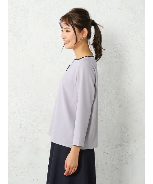 Perfect Suit FActory（パーフェクトスーツファクトリー）の「【お仕事OK/セットアップ可能】配色クルミ釦ブラウス　オレンジ/ライトグレー/ベージュ（シャツ/ブラウス・レディース・ライトグレー/ベージュ/オレンジ・M/L/S）」の17枚目の写真