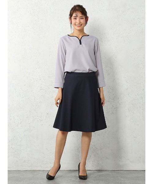 Perfect Suit FActory（パーフェクトスーツファクトリー）の「【お仕事OK/セットアップ可能】配色クルミ釦ブラウス　オレンジ/ライトグレー/ベージュ（シャツ/ブラウス・レディース・ライトグレー/ベージュ/オレンジ・M/L/S）」の21枚目の写真