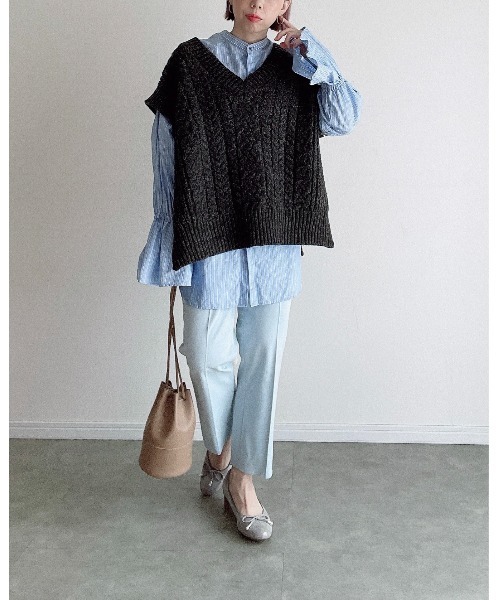 Yucca（ユッカ）の「ミックスケーブルベスト（MEKKE　低身長向け）（ニット/セーター・レディース・ベージュ/ブラウン/ダークブラウン・FREE）」の2枚目の写真