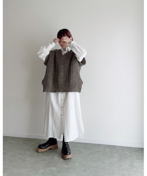 Yucca（ユッカ）の「ミックスケーブルベスト（MEKKE　低身長向け）（ニット/セーター・レディース・ベージュ/ブラウン/ダークブラウン・FREE）」の10枚目の写真
