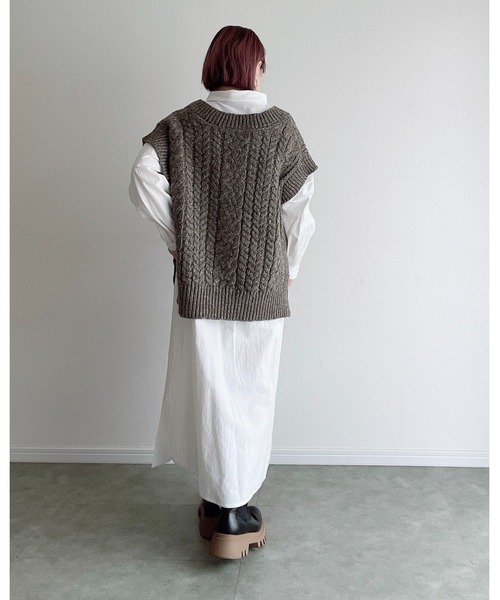 Yucca（ユッカ）の「ミックスケーブルベスト（MEKKE　低身長向け）（ニット/セーター・レディース・ベージュ/ブラウン/ダークブラウン・FREE）」の11枚目の写真