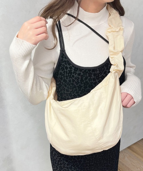 apres jour(アプレジュール)の「【apres jour×ARIAZ】ギャザーショルダーバッグ(ショルダーバッグ・レディース・アイボリー/ブラック・フリー)」の4枚目の写真