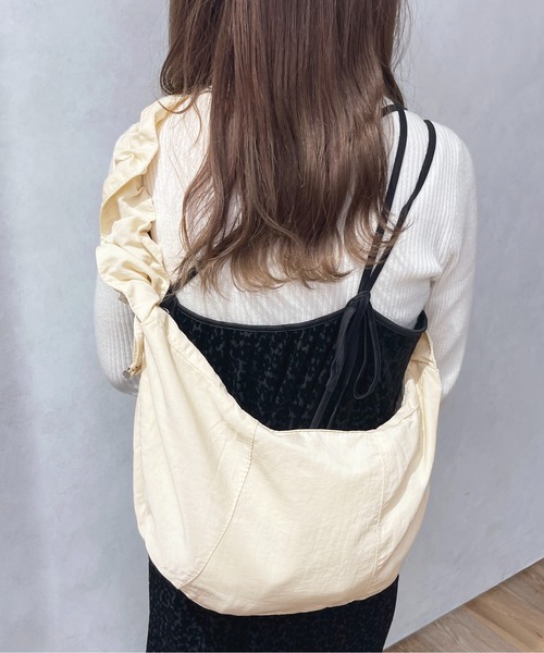apres jour(アプレジュール)の「【apres jour×ARIAZ】ギャザーショルダーバッグ(ショルダーバッグ・レディース・アイボリー/ブラック・フリー)」の3枚目の写真
