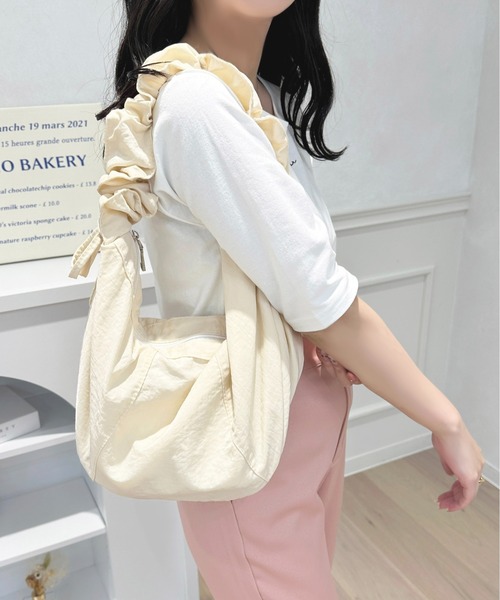 apres jour(アプレジュール)の「【apres jour×ARIAZ】ギャザーショルダーバッグ(ショルダーバッグ・レディース・アイボリー/ブラック・フリー)」の12枚目の写真