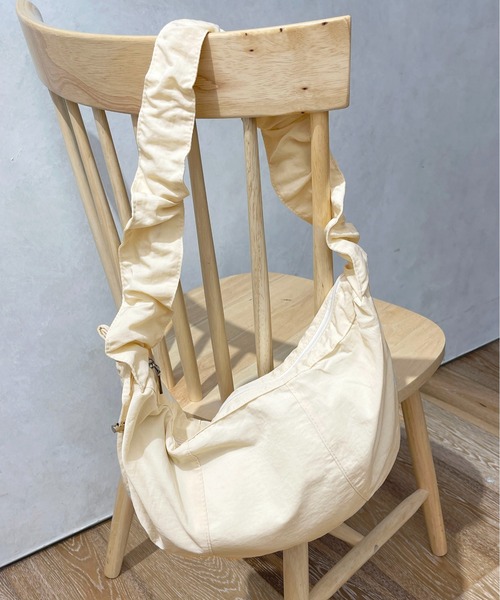 apres jour(アプレジュール)の「【apres jour×ARIAZ】ギャザーショルダーバッグ(ショルダーバッグ・レディース・アイボリー/ブラック・フリー)」の11枚目の写真